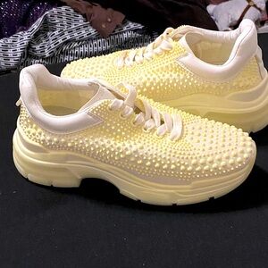 Steve Madden Blitz wo size 9 Yellow Studded Sneakers LEATHER FLOCKED OUTSOLE EUC